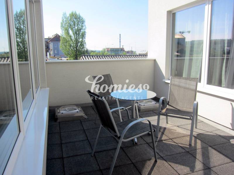 Terrasse mit zwei Stühlen und einem Tisch in Büros in der Štúrova-Straße, Nitra.