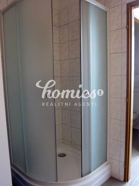 Auf dem Bild ist eine Duschkabine mit abgerundeten Türen in der Štúrova-Straße.