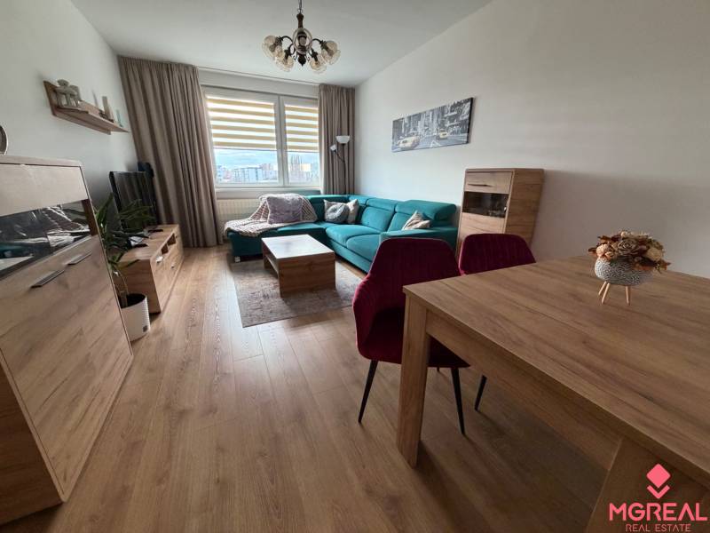 Wohnzimmer in einer 4-Zimmer-Wohnung mit Holzboden und Ecksofa.