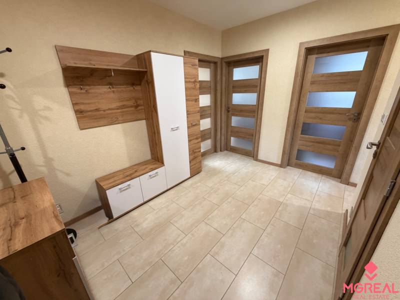 Eingangsbereich mit Holzmöbeln und Boden in Holzoptik in einer 4-Zimmer-Wohnung.