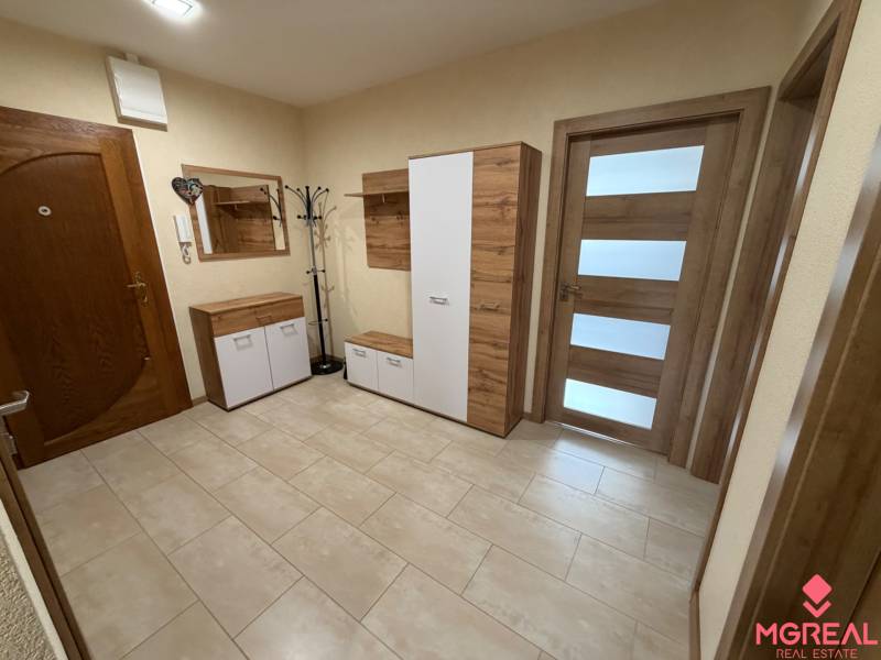 Eingangsbereich mit praktischen Aufbewahrungsmöbeln und hellem Bodenbelag in Holzoptik in einer 4-Zimmer-Wohnung.