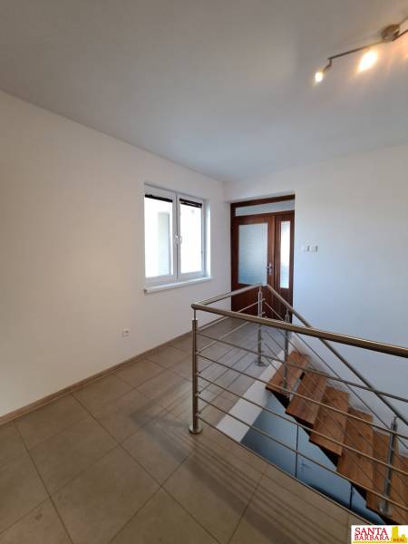 Flur mit Keramikfliesen und Treppe in einer 4-Zimmer-Wohnung.