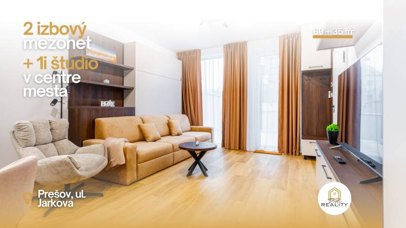 Wohnzimmer in einer Einzimmerwohnung mit Holzboden und einem bequemen Sofa.