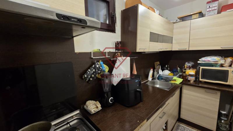 Küche im Einfamilienhaus mit Küchenzeile, Spüle und Geräten.