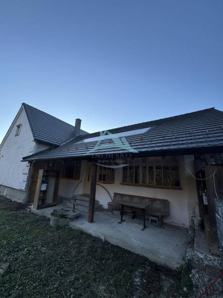 Einfamilienhaus in Demandice mit Sitzgelegenheit im Hof und leichtem Hang.
