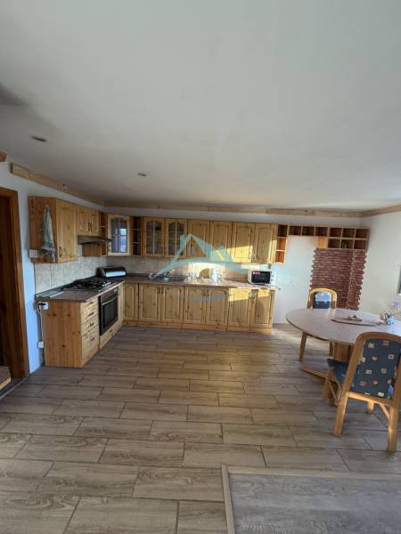 Landhausküche mit Holzboden in einem Einfamilienhaus.