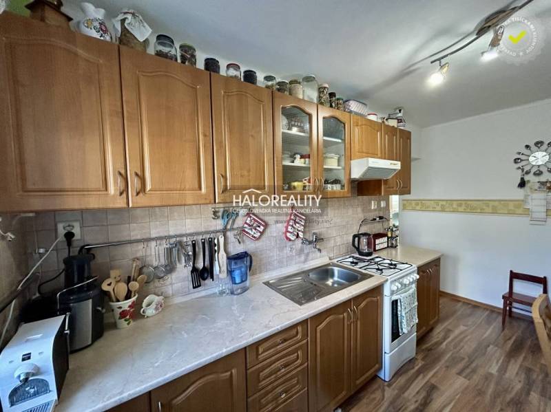 Küche mit Schränken in einer 2-Zimmer-Wohnung mit Holzboden.