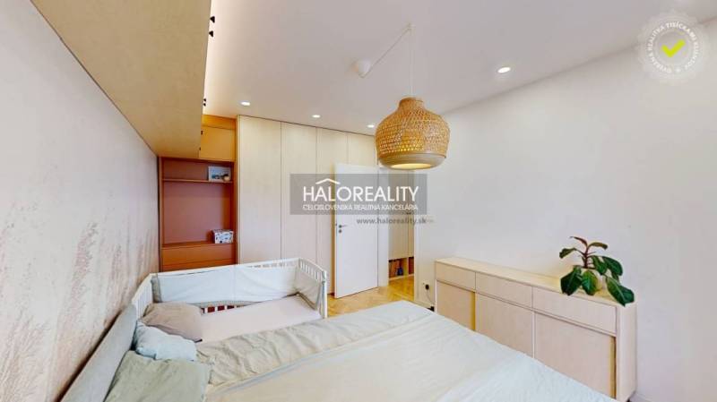 Kinderzimmer mit Bett, Rattanlampe und Kleiderschrank in einer 3-Zimmer-Wohnung.