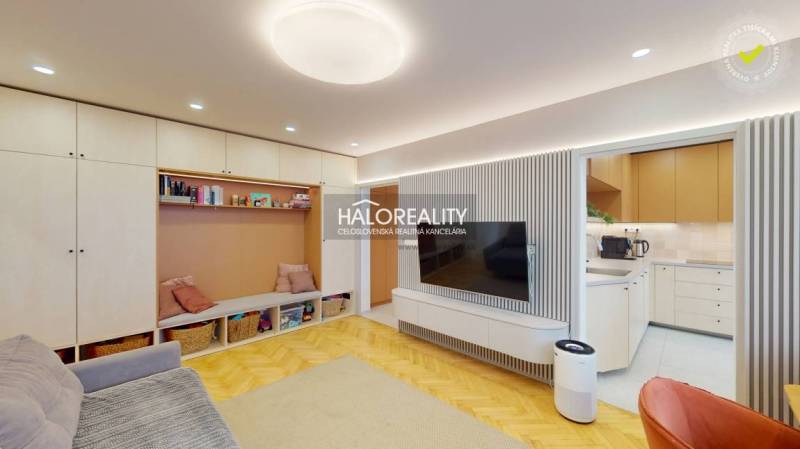 Wohnzimmer in einer 3-Zimmer-Wohnung mit Holzboden und eingebautem Stauraum.