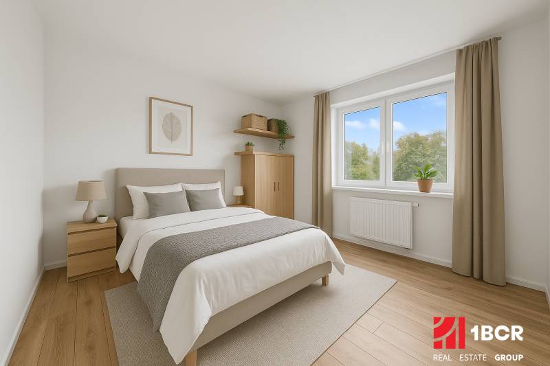 Helles Schlafzimmer in einer 2-Zimmer-Wohnung mit Holzboden und großem Fenster.