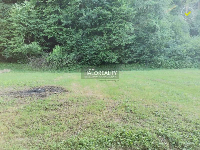 Grundstücke - Wohnen in Modrová mit Rasenfläche und Waldkulisse für ruhiges Wohnen.