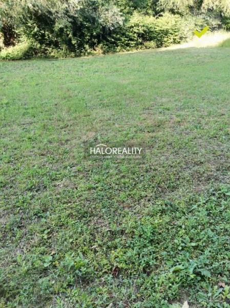 Baugrundstück in Modrová, geeignet für den Bau in einer natürlichen Umgebung.