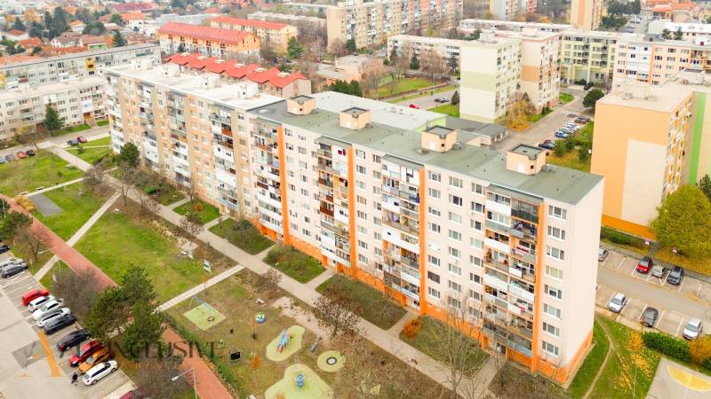 Blick auf das Wohngebiet in Senec mit 3-Zimmer-Wohnungen und Grünflächen in der Umgebung.