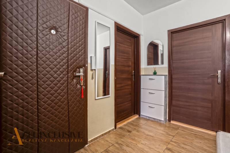 Eingangsbereich mit Holzboden, Kleiderschrank und Spiegel in einer 3-Zimmer-Wohnung.