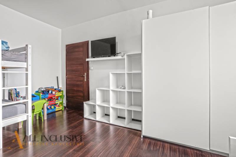 Kinderzimmer mit Etagenbett und Stauraum, Boden mit Holzdekor.