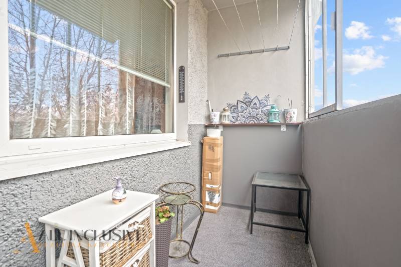 Ein Balkon mit Verzierungen und einem Fenster in einer 3-Zimmer-Wohnung in Senec.