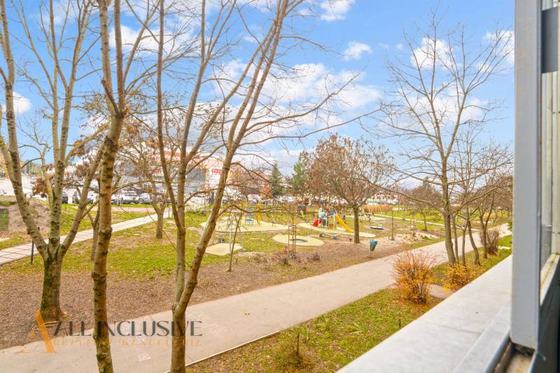 Blick aus einer 3-Zimmer-Wohnung in Senec auf einen Park mit Spielplatz.