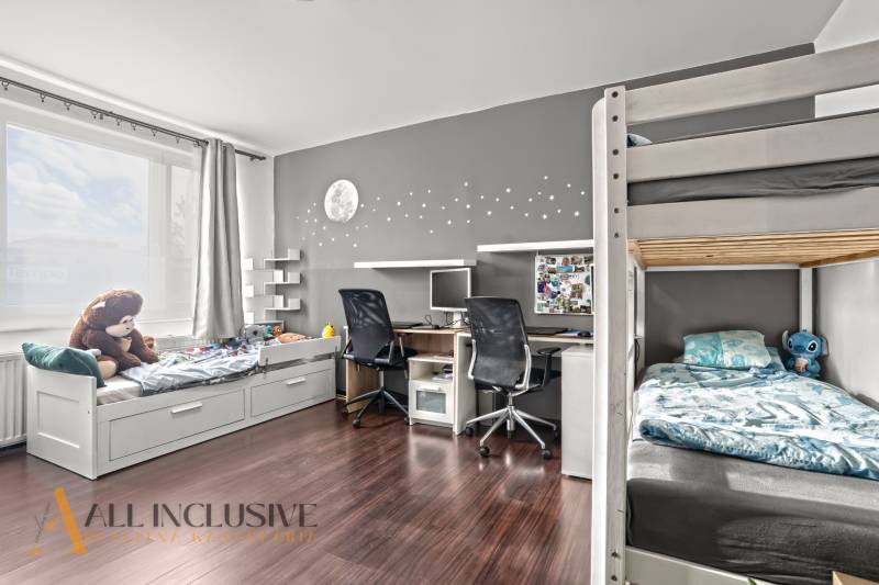 Kinderzimmer in einer 3-Zimmer-Wohnung mit Etagenbett, Tisch und Boden in Holzoptik.