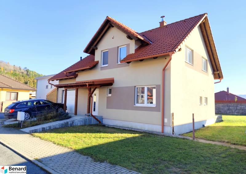 Einfamilienhaus in der Rovinky-Straße in Lipany mit Schrägdach und Garage.