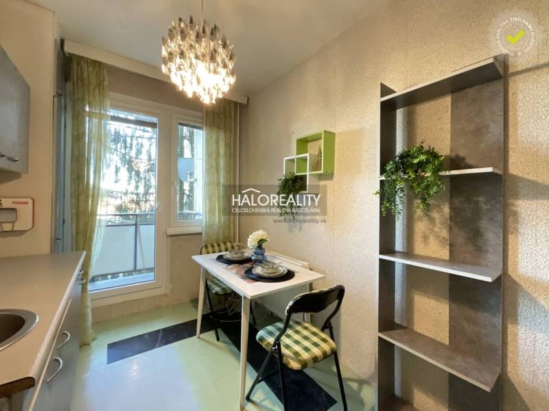 Essbereich mit einem kleinen Tisch und Stühlen in einer 3-Zimmer-Wohnung.