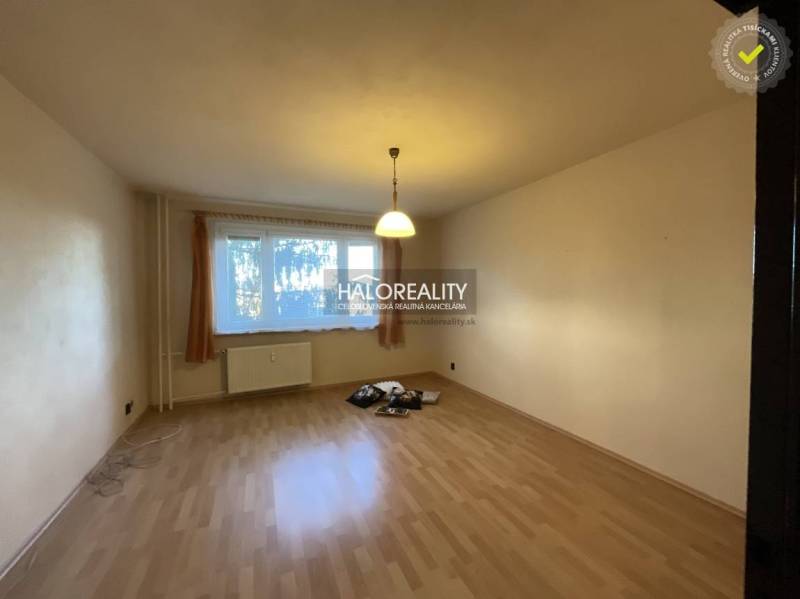 Wohnzimmer in einer 3-Zimmer-Wohnung mit Holzboden und großem Fenster.