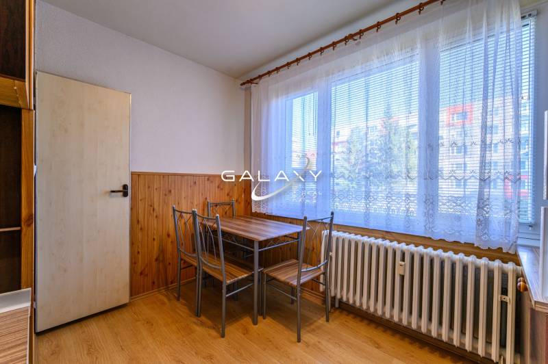 Essbereich in einer 2-Zimmer-Wohnung mit Holzboden und großem Fenster.