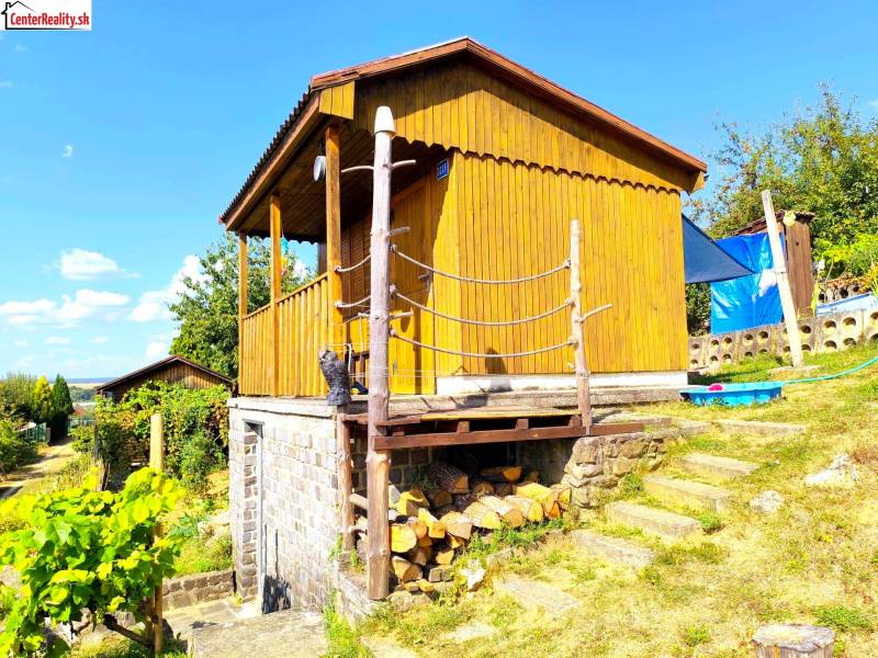 Ein Haus mit Treppen am Hang, umgeben von Natur, ideal für Erholung und Entspannung.