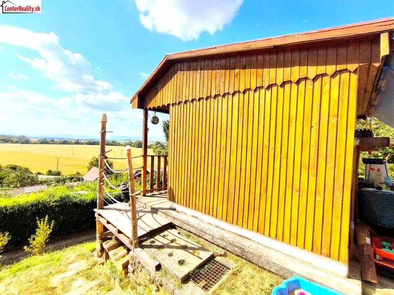 Ein malerisches Holzhaus mit Blick auf die malerische Landschaft, ideal zum Entspannen und Entfliehen.