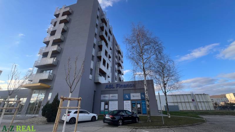 Bürogebäude an der Račianska in Bratislava - Rača und Parkplatz vor dem Gebäude.