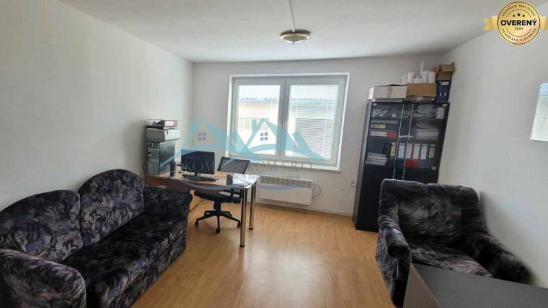 Büro in der Eisenbahnstraße mit Sofas, Tisch und Schrank, geeignet für Lager und Hallen.