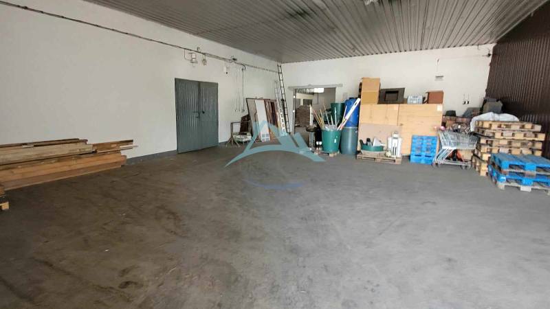 Ein Raum in der Železničná-Straße, voll mit Holz und Ausrüstung, geeignet als Lager und Hallen.