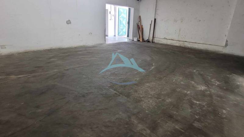 Ein Blick in den Lagerraum in der Železničná-Straße, mit Eingang und Halle.