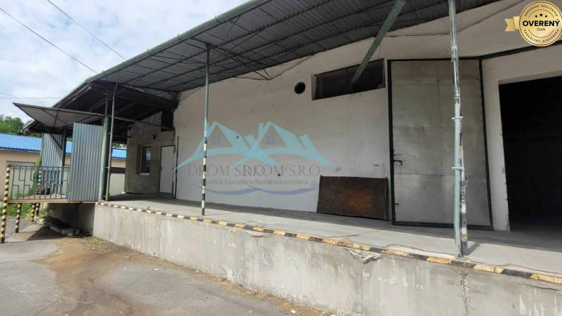 Überdachte Verladerampe in der Straße Železničná bei Lagerhäusern und Hallen mit Stahlkonstruktion.