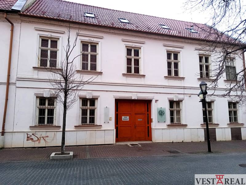 Das Gebäude in der Františkánska-Straße in Trnava bietet Büroräume an.