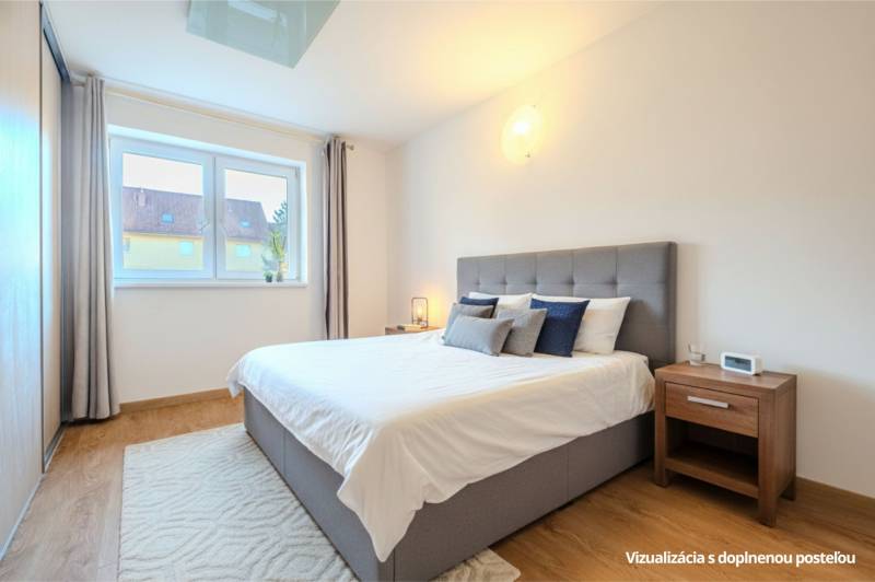 Schlafzimmer in einer 2-Zimmer-Wohnung mit einem bequemen Bett, einem Nachttisch und einem Boden mit Holzdekor.