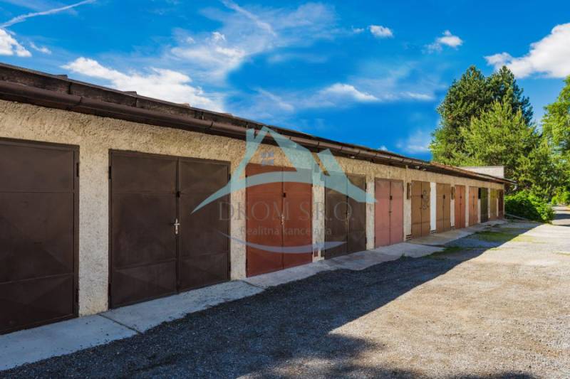 Reihe um Reihe stehen in der Pálovická-Straße Garagen mit Blechttüren.