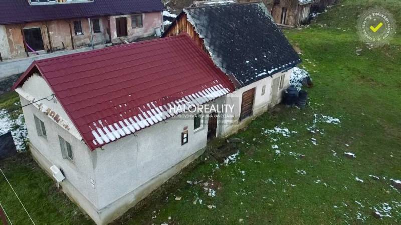 Ein Einfamilienhaus in Klenovec, dargestellt mit einem Satteldach und einem verschneiten Garten.