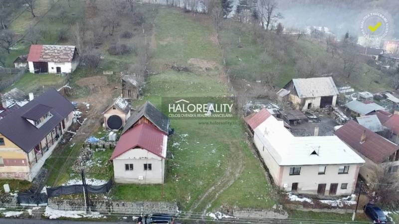 Einfamilienhäuser in Klenovec mit weitläufigen Gärten und umliegendem Grün.