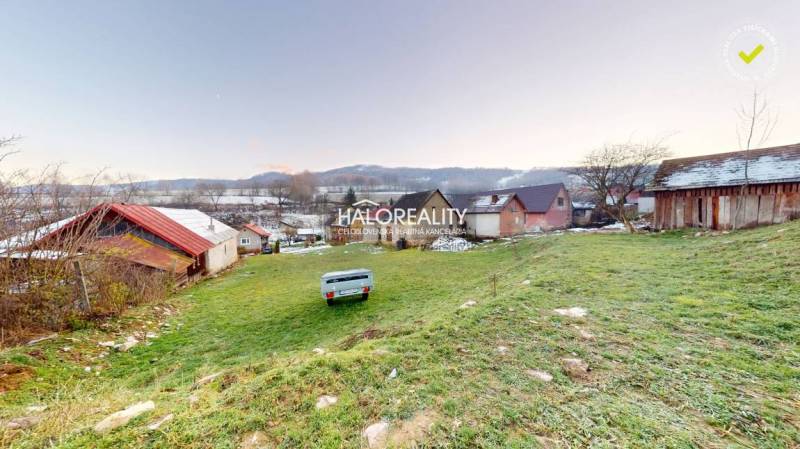 Der Hinterhof eines Einfamilienhauses in Klenovec mit Blick auf Wiesen und Hügel.