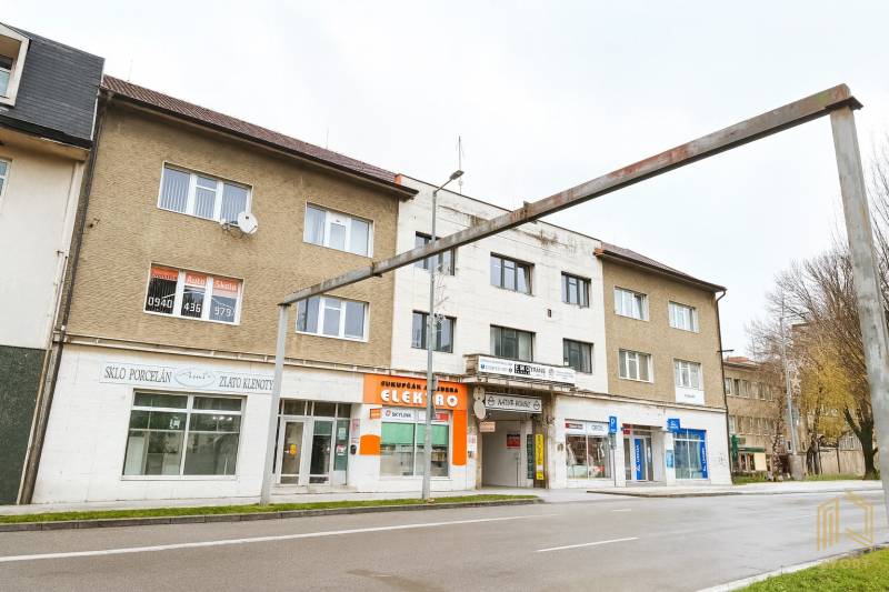 Die Gebäude in der Štefánikova-Straße in Senica bieten Büros, Geschäfte und Dienstleistungen an.