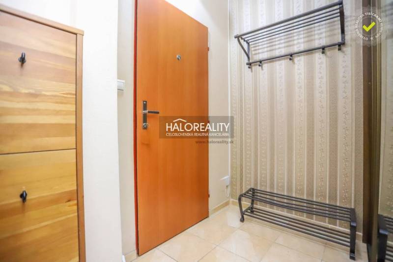 Eingangsflur einer 2-Zimmer-Wohnung mit Schuhschrank und Wandgarderobe.