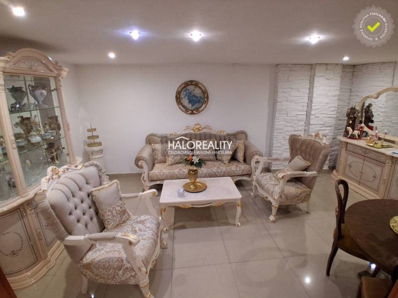 Luxuriöses Wohnzimmer eines Einfamilienhauses mit reicher Dekoration und elegantem Mobiliar.