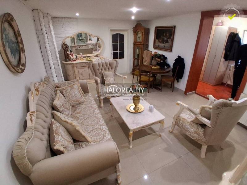 Wohnzimmer mit elegantem Möbel, Spiegel und Uhr im Einfamilienhaus.