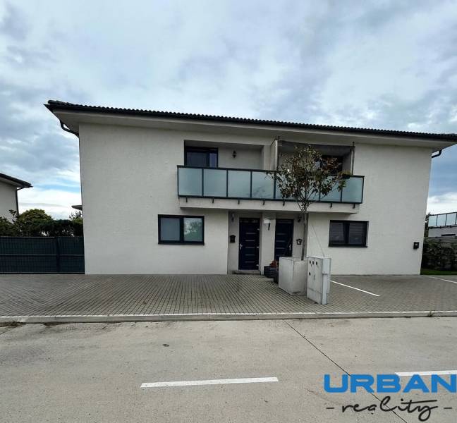 Einfamilienhaus mit Balkon in der Straße Kráľovianky in Šamorín bietet eine 3-Zimmer-Wohnung an.