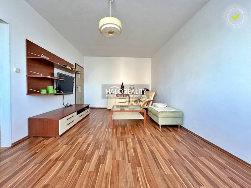 Wohnzimmer in einer 3-Zimmer-Wohnung mit Holzboden und Möbeln.