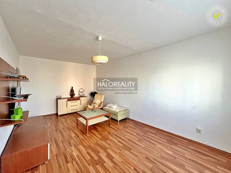 Wohnzimmer in einer 3-Zimmer-Wohnung mit Holzboden, Minimalismus, helle Wände, Möbel.