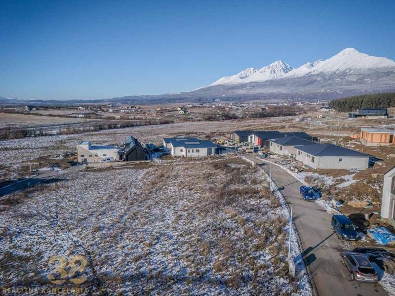 Grundstücke zum Wohnen in Mlynica mit im Bau befindlichen Häusern und verschneiter Landschaft.