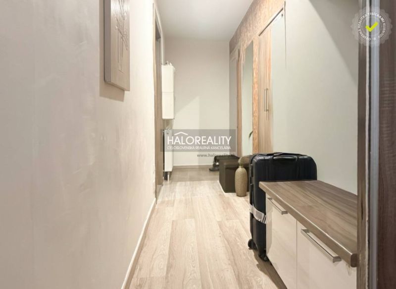 Flur mit Holzdekorboden und Stauraum in einer 2-Zimmer-Wohnung.