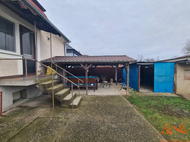 Ein Einfamilienhaus in Hurbanovo mit einem geräumigen Hof, einem Unterstand und Außentreppen.