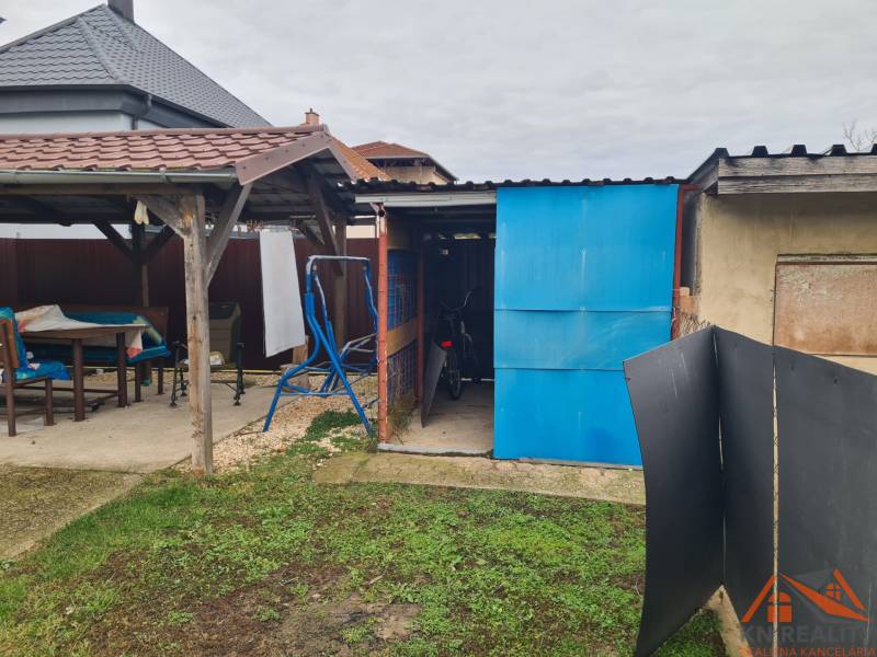 Garten eines Einfamilienhauses in Hurbanovo, Pavillon, Schuppen, Fahrrad, Schaukel, Rasenfläche.